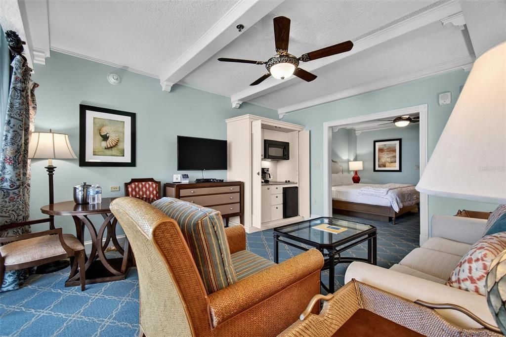 For Sale: $365,000 (1 beds, 1 baths, 678 Square Feet)