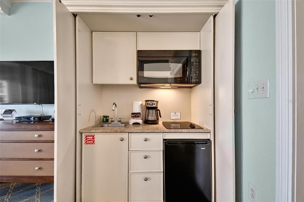 For Sale: $365,000 (1 beds, 1 baths, 678 Square Feet)