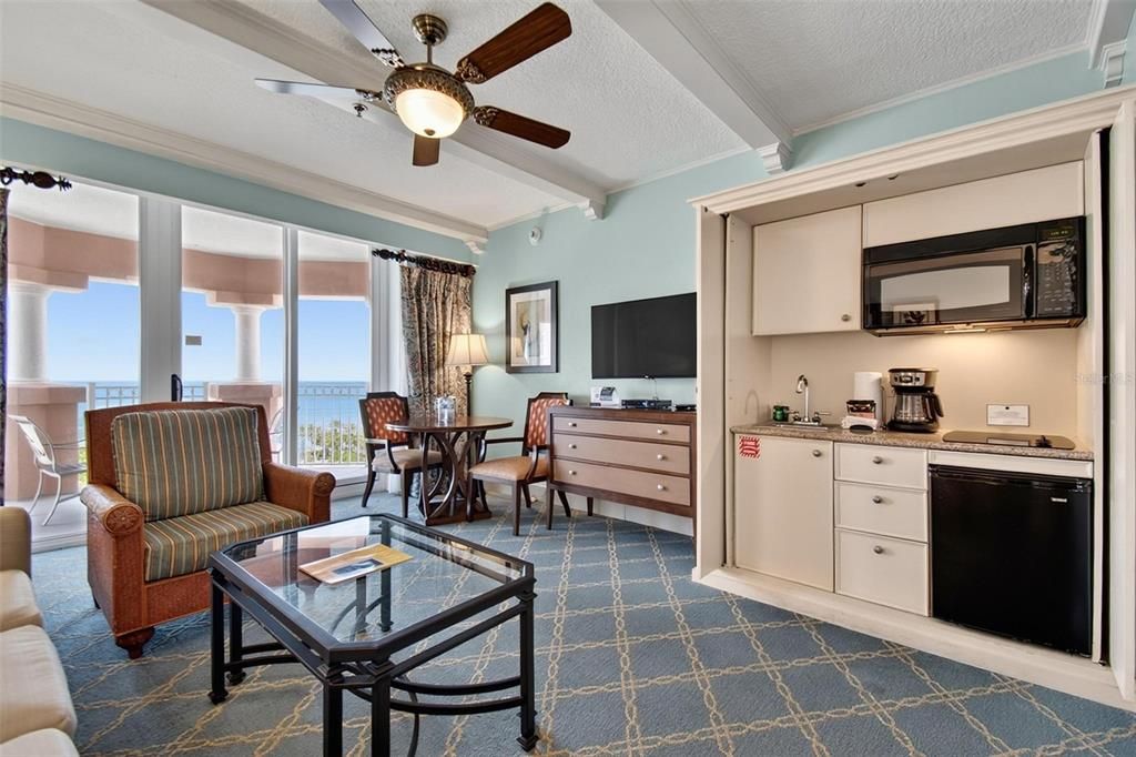 For Sale: $365,000 (1 beds, 1 baths, 678 Square Feet)