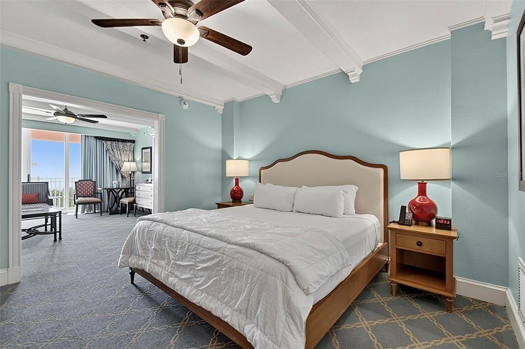 For Sale: $320,000 (1 beds, 1 baths, 678 Square Feet)