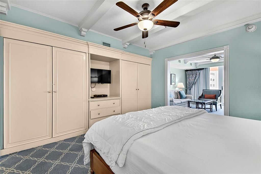 For Sale: $320,000 (1 beds, 1 baths, 678 Square Feet)