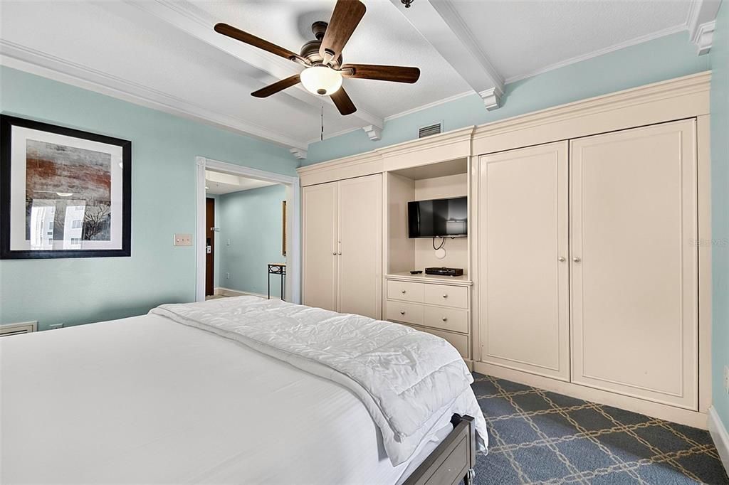 For Sale: $320,000 (1 beds, 1 baths, 678 Square Feet)