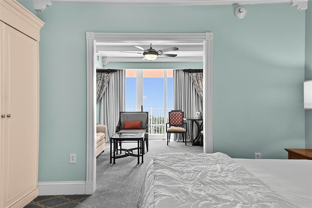 For Sale: $320,000 (1 beds, 1 baths, 678 Square Feet)