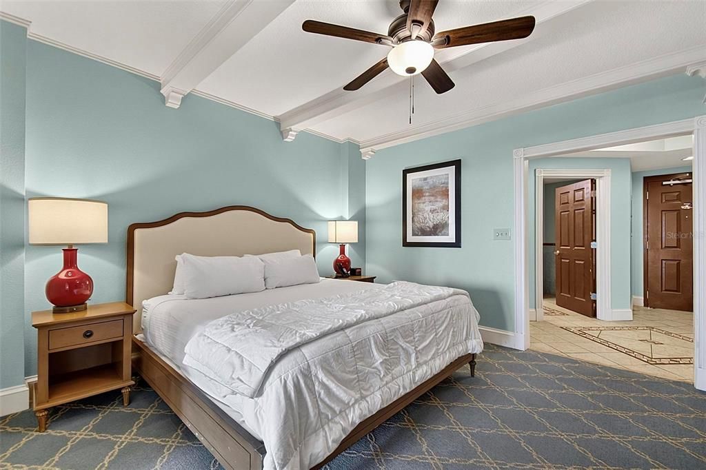 For Sale: $320,000 (1 beds, 1 baths, 678 Square Feet)