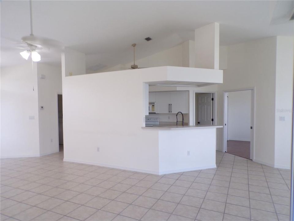 В аренду: $1,900 (3 спален, 2 ванн, 1615 Квадратных фут)
