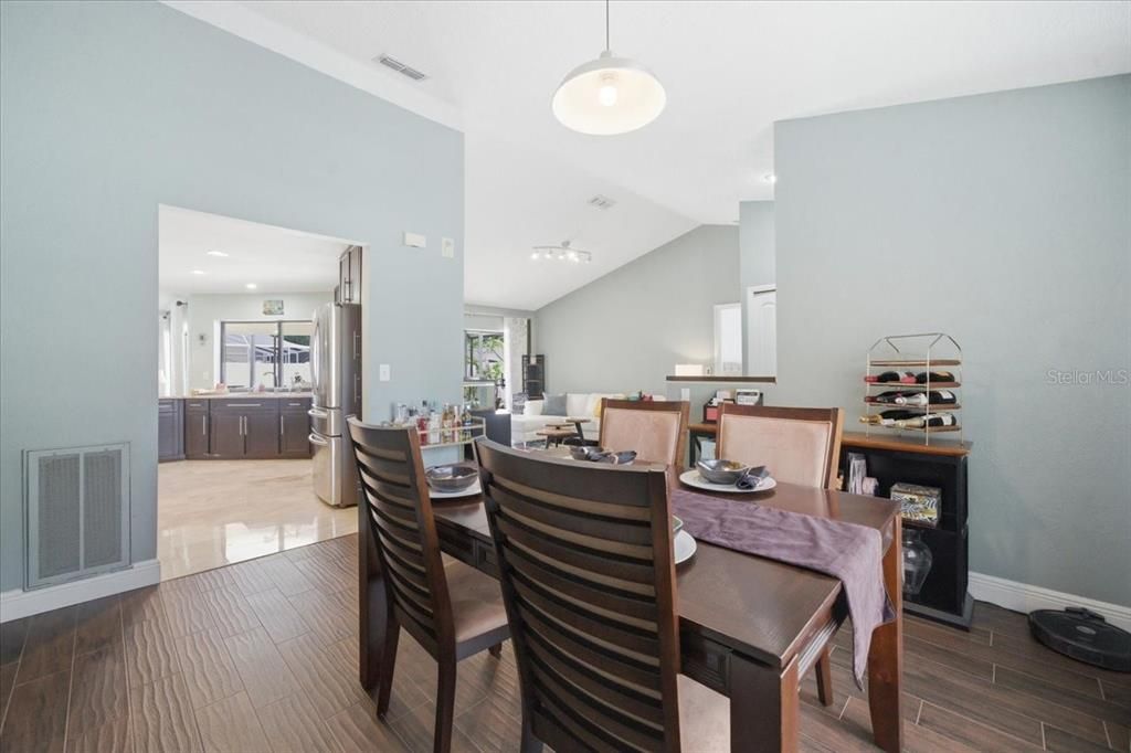 En Venta: $585,000 (4 camas, 3 baños, 1970 Pies cuadrados)