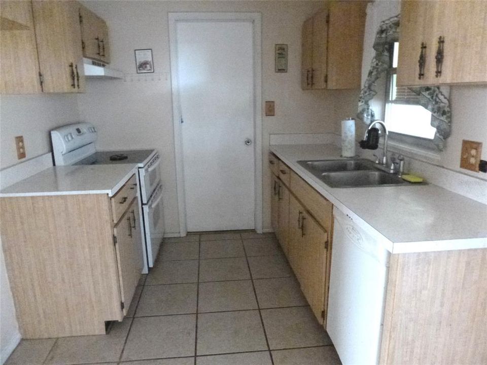 For Sale: $180,000 (2 beds, 2 baths, 968 Square Feet)