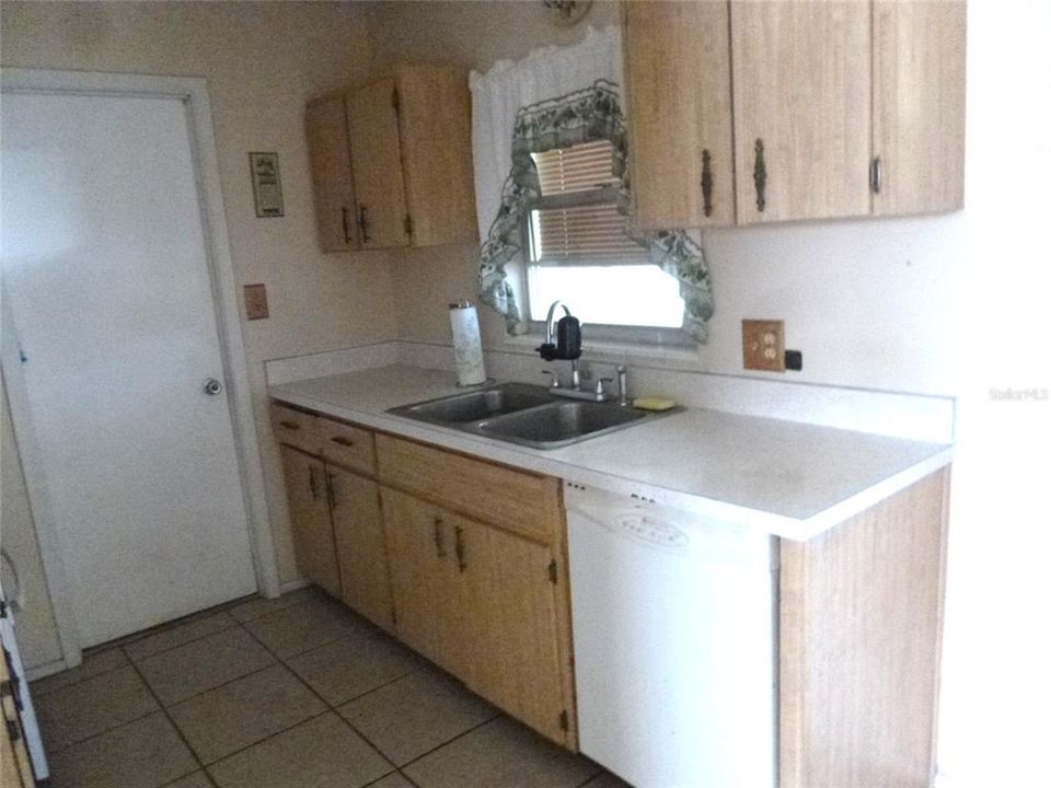 For Sale: $180,000 (2 beds, 2 baths, 968 Square Feet)
