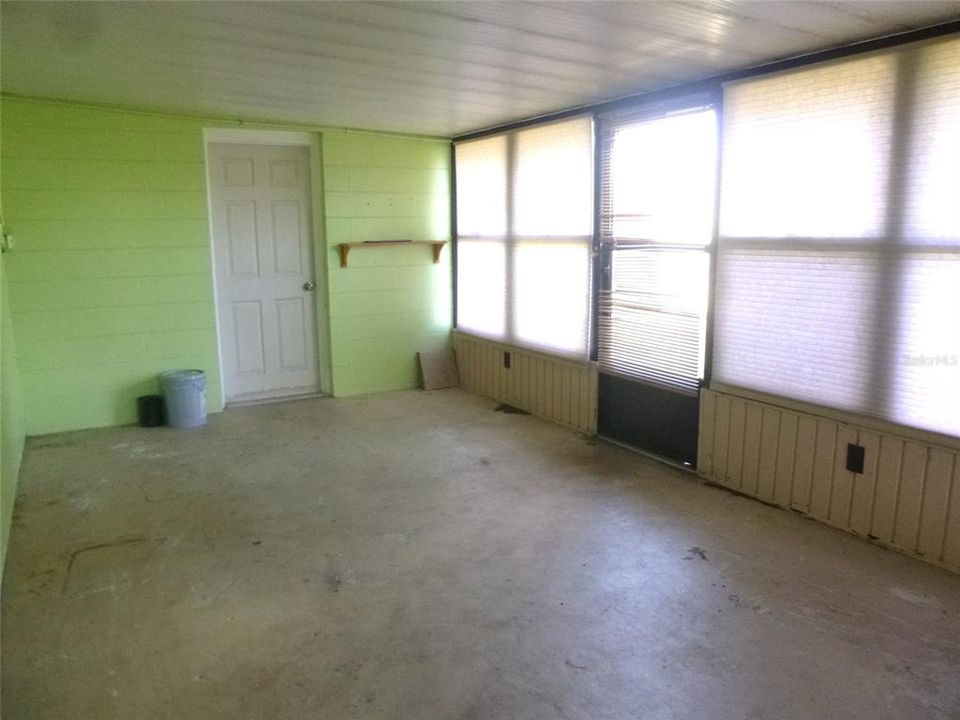 For Sale: $180,000 (2 beds, 2 baths, 968 Square Feet)