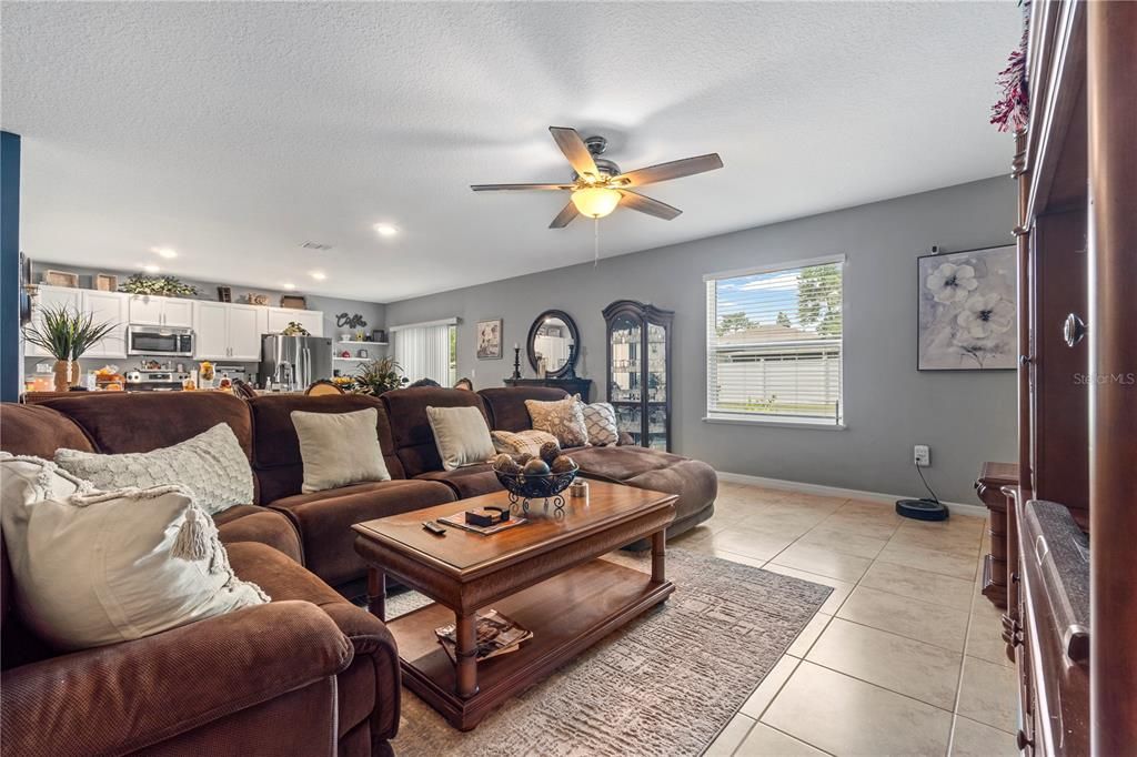 For Sale: $368,900 (4 beds, 2 baths, 1886 Square Feet)