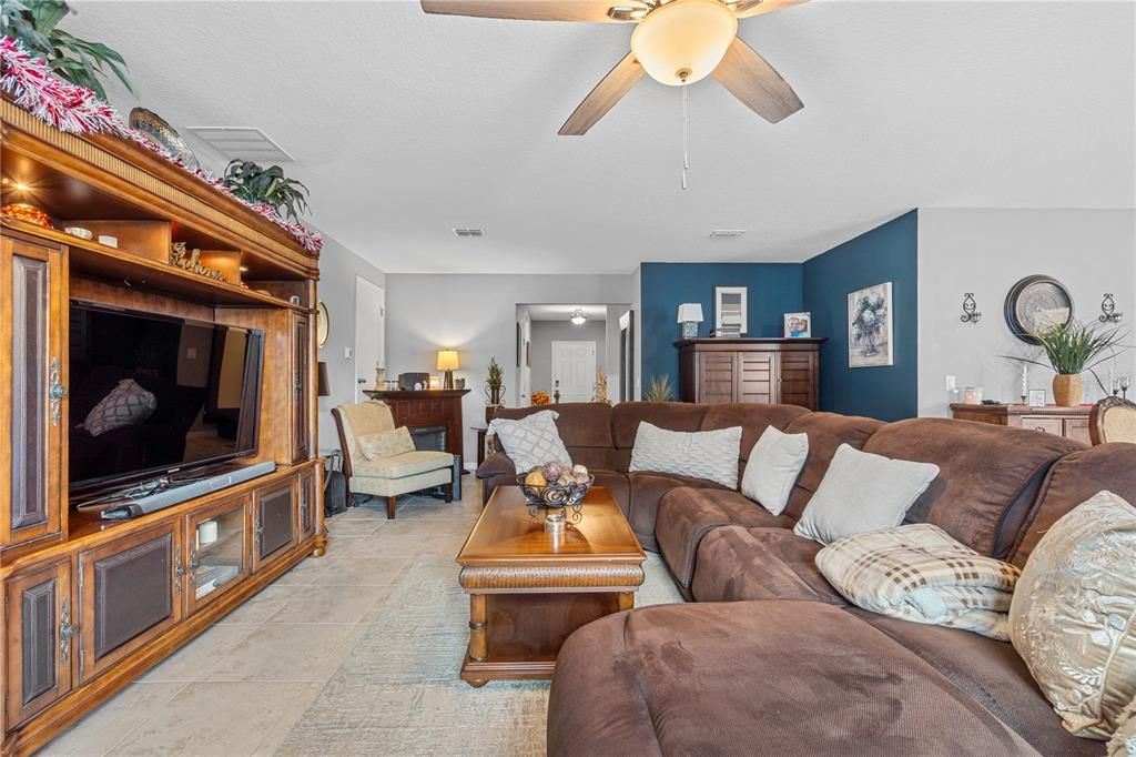 For Sale: $368,900 (4 beds, 2 baths, 1886 Square Feet)