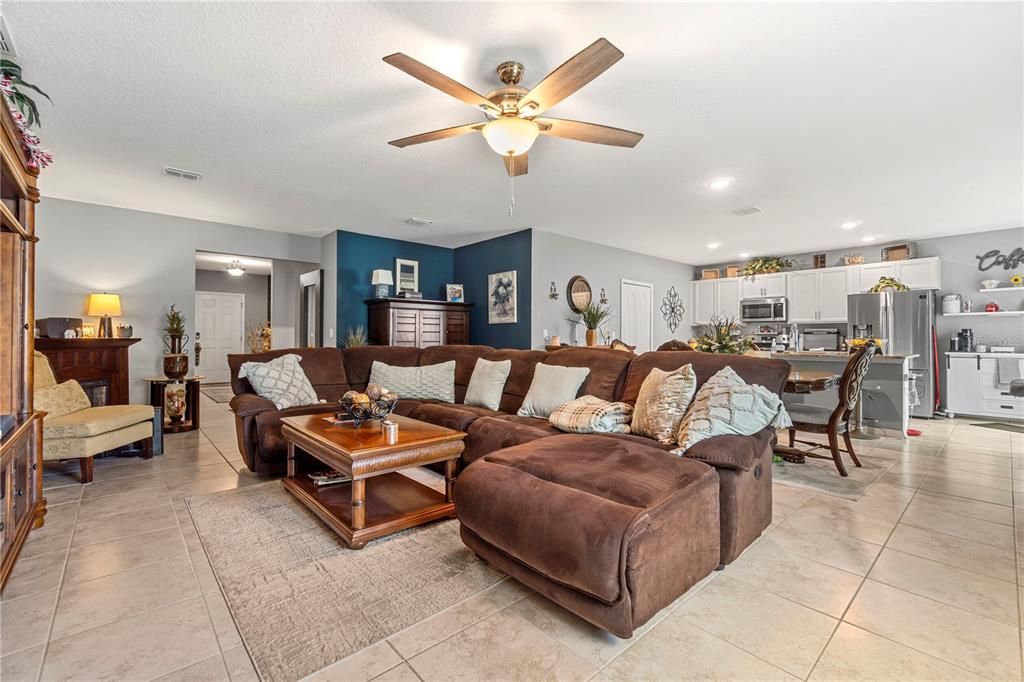 For Sale: $368,900 (4 beds, 2 baths, 1886 Square Feet)