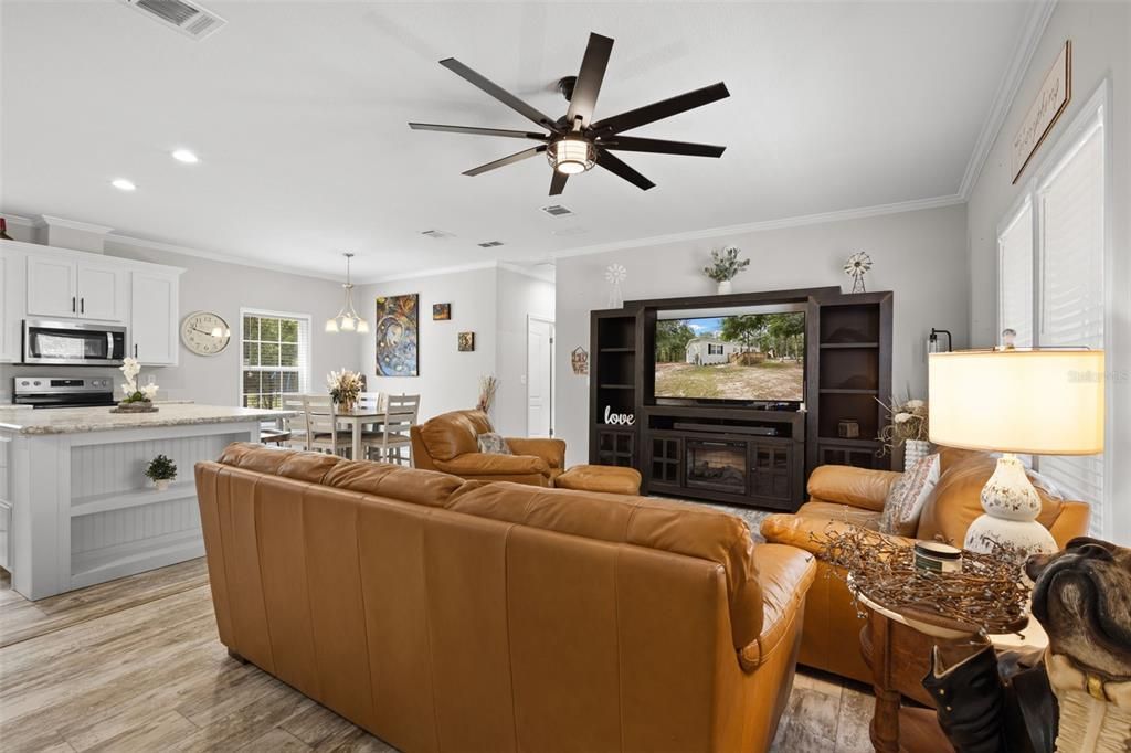 Active With Contract: $315,000 (3 beds, 2 baths, 1680 Square Feet)