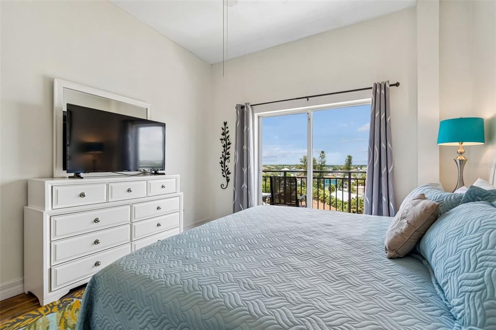 For Sale: $640,000 (2 beds, 2 baths, 1163 Square Feet)