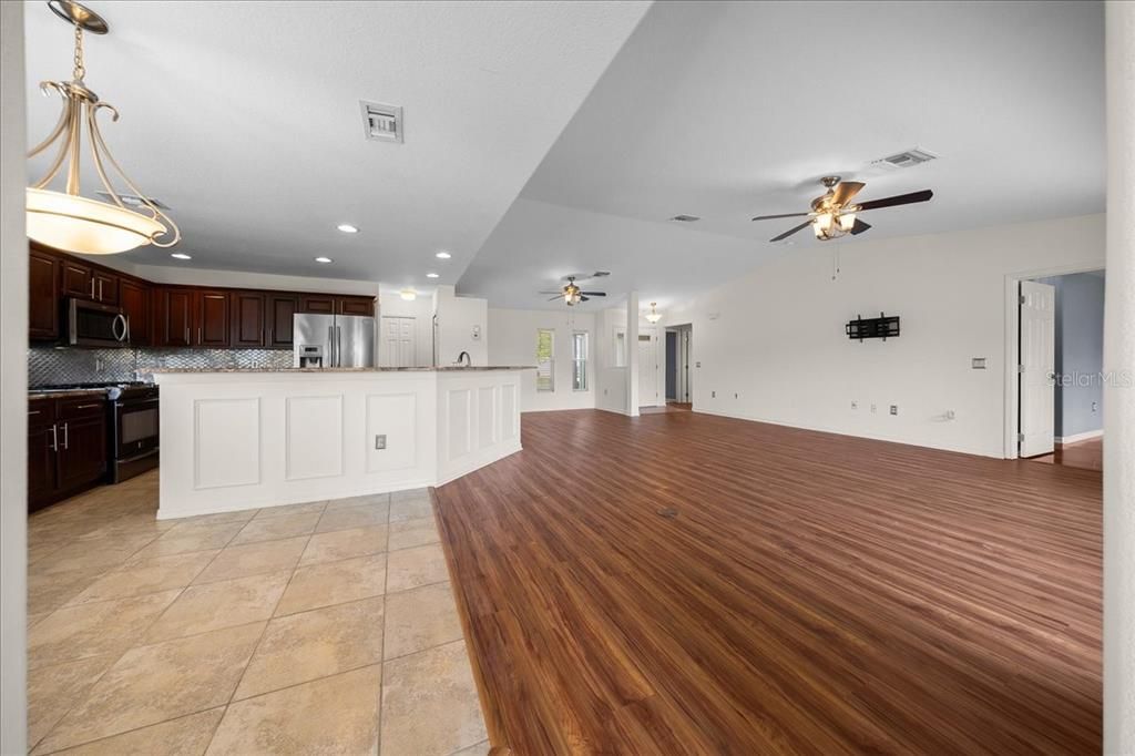For Sale: $199,000 (2 beds, 2 baths, 1757 Square Feet)