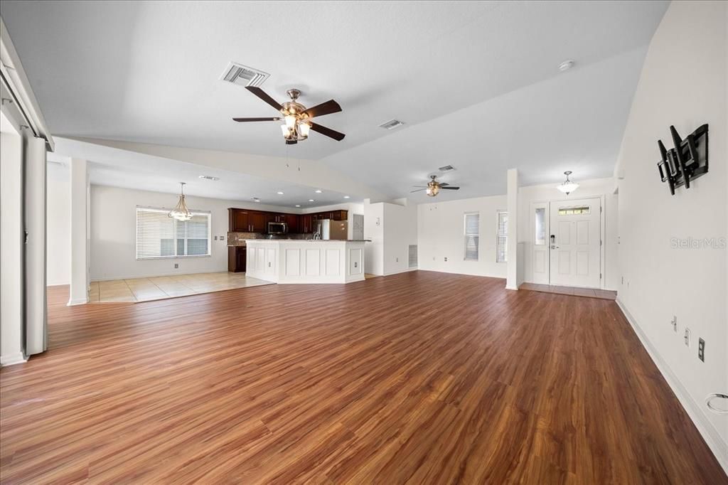 For Sale: $199,000 (2 beds, 2 baths, 1757 Square Feet)