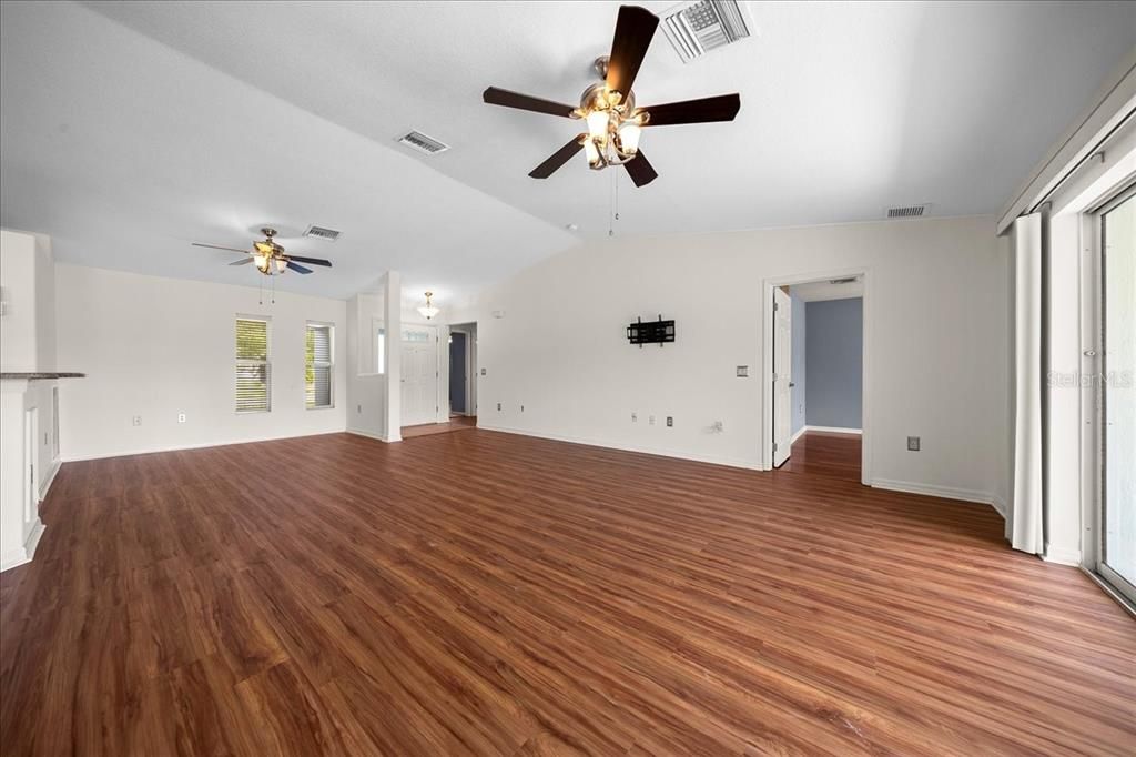 For Sale: $199,000 (2 beds, 2 baths, 1757 Square Feet)