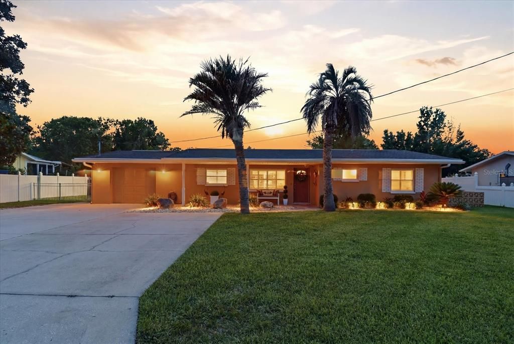 For Sale: $649,000 (2 beds, 2 baths, 1376 Square Feet)