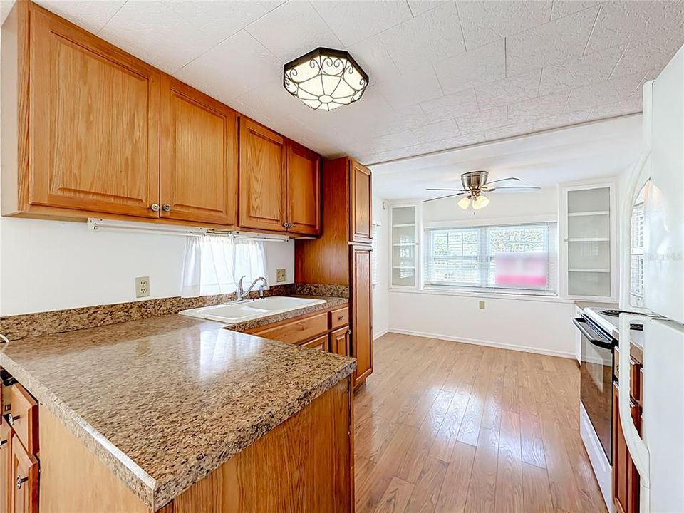 For Sale: $129,500 (2 beds, 2 baths, 812 Square Feet)