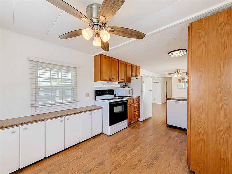 For Sale: $129,500 (2 beds, 2 baths, 812 Square Feet)