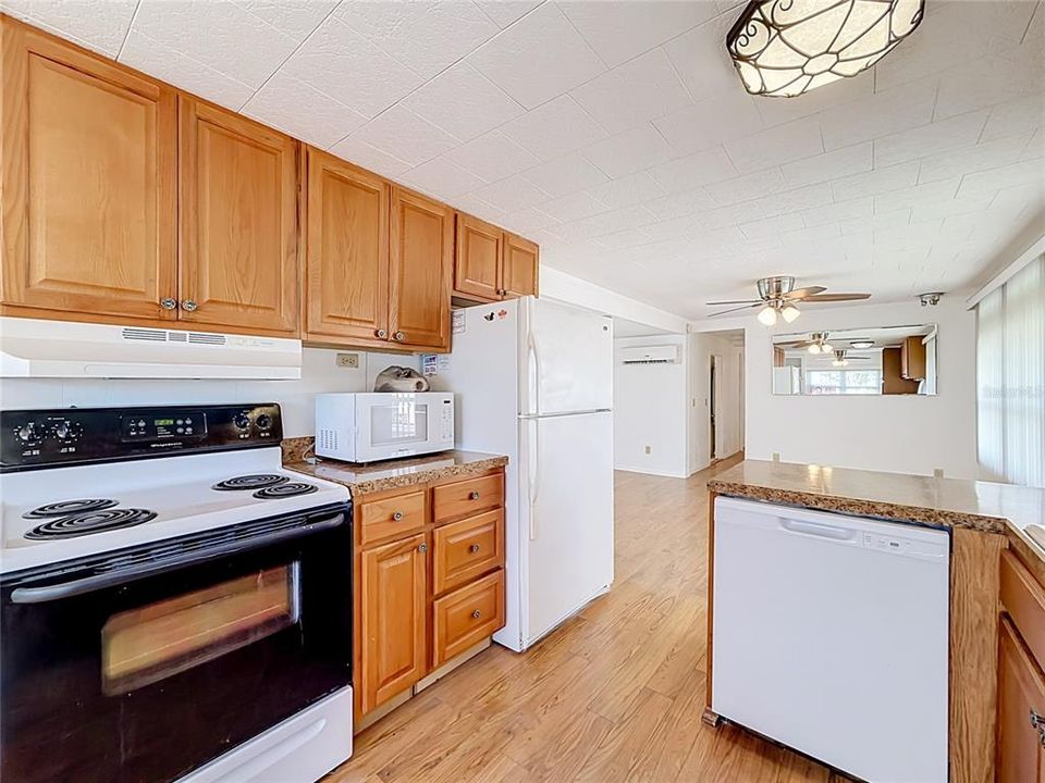 For Sale: $129,500 (2 beds, 2 baths, 812 Square Feet)