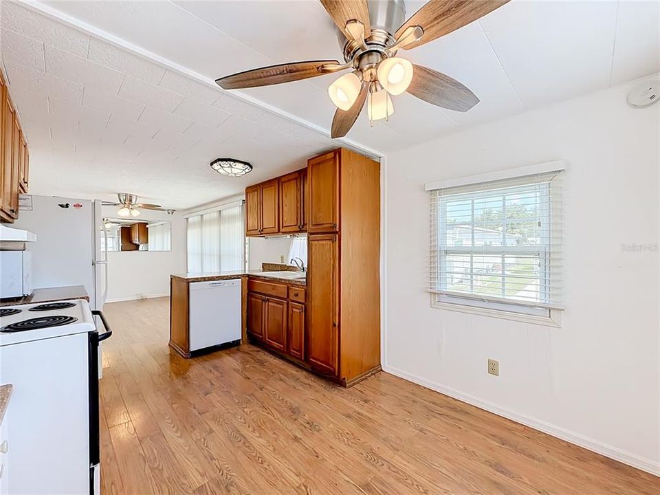 For Sale: $129,500 (2 beds, 2 baths, 812 Square Feet)