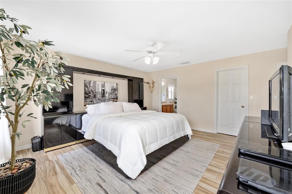 For Sale: $292,900 (4 beds, 2 baths, 1839 Square Feet)
