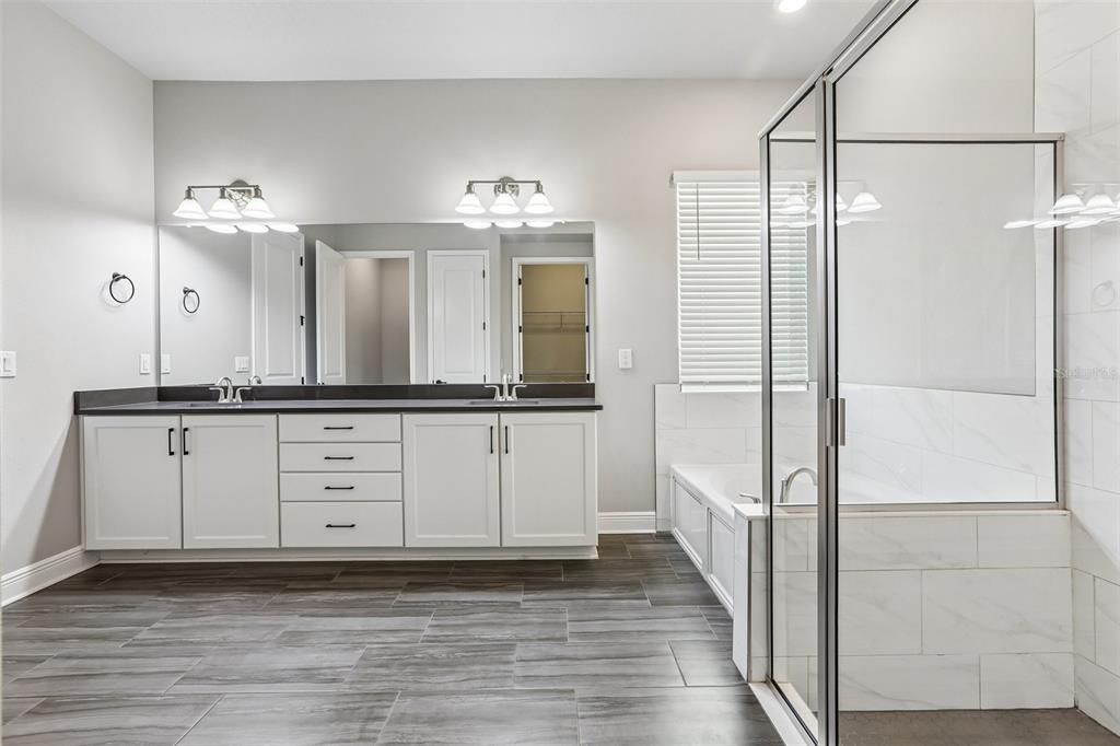 Activo con contrato: $835,000 (4 camas, 3 baños, 3512 Pies cuadrados)