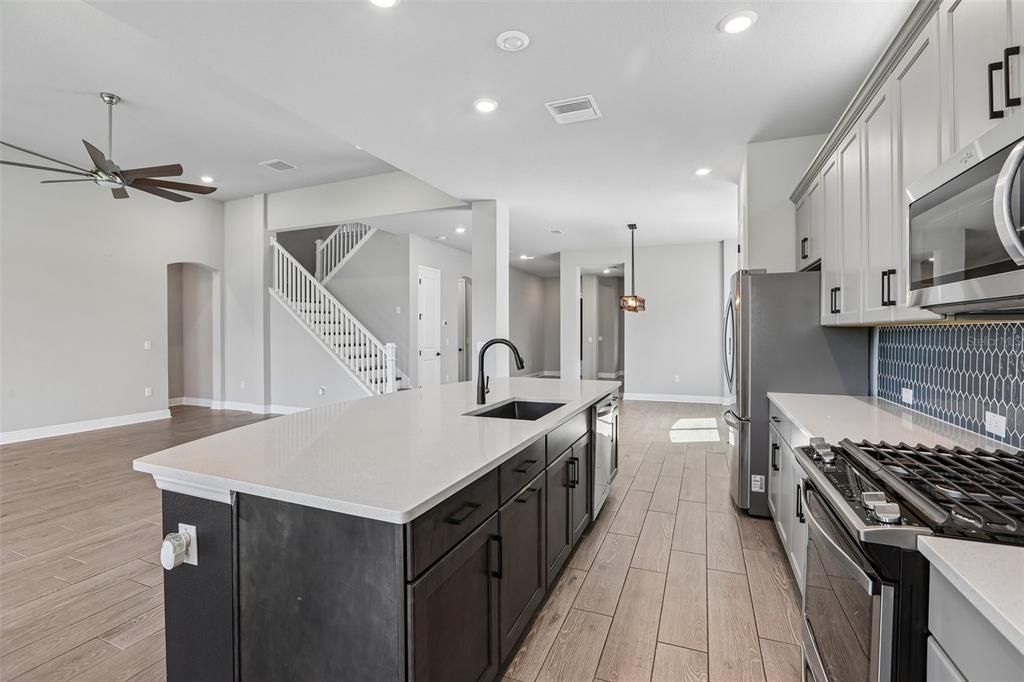 Activo con contrato: $835,000 (4 camas, 3 baños, 3512 Pies cuadrados)