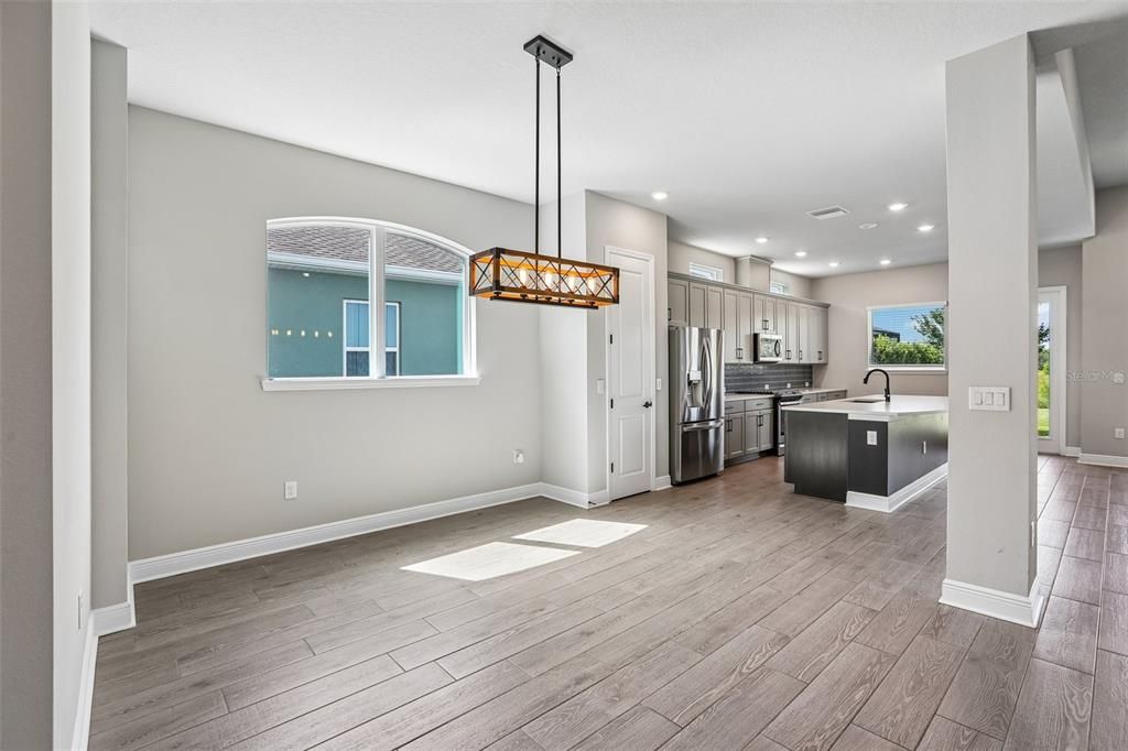 Activo con contrato: $835,000 (4 camas, 3 baños, 3512 Pies cuadrados)