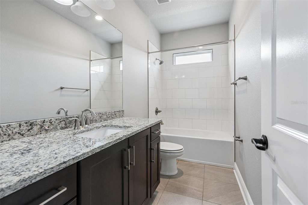 Activo con contrato: $835,000 (4 camas, 3 baños, 3512 Pies cuadrados)