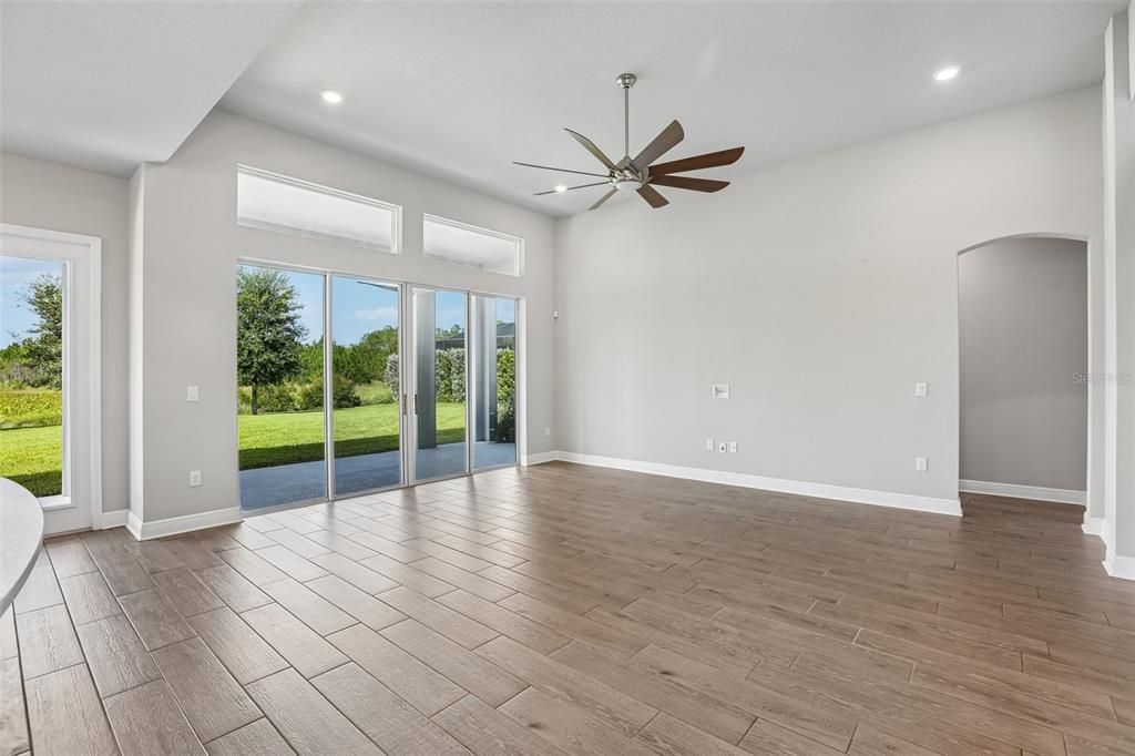 Activo con contrato: $835,000 (4 camas, 3 baños, 3512 Pies cuadrados)