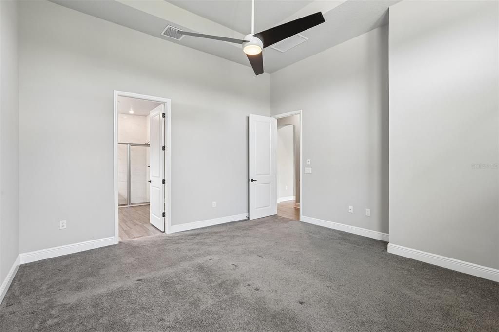 Activo con contrato: $835,000 (4 camas, 3 baños, 3512 Pies cuadrados)
