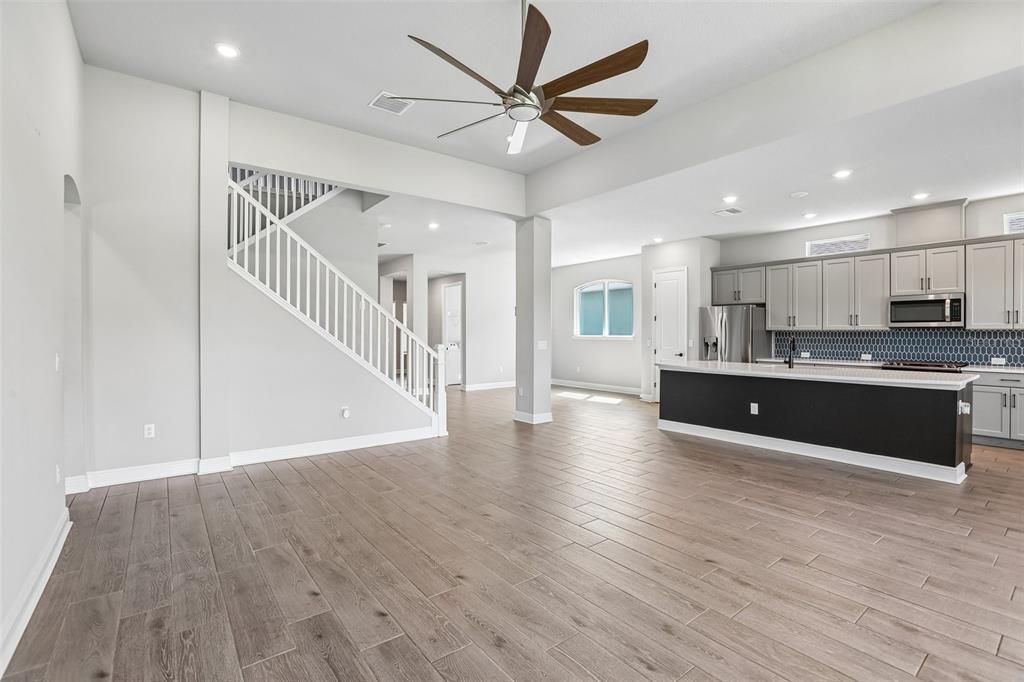 Activo con contrato: $835,000 (4 camas, 3 baños, 3512 Pies cuadrados)