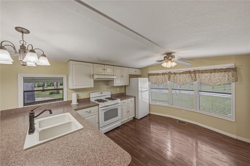 На продажу: $249,900 (2 спален, 2 ванн, 1140 Квадратных фут)