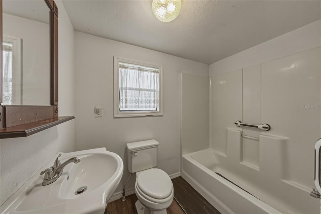 На продажу: $249,900 (2 спален, 2 ванн, 1140 Квадратных фут)