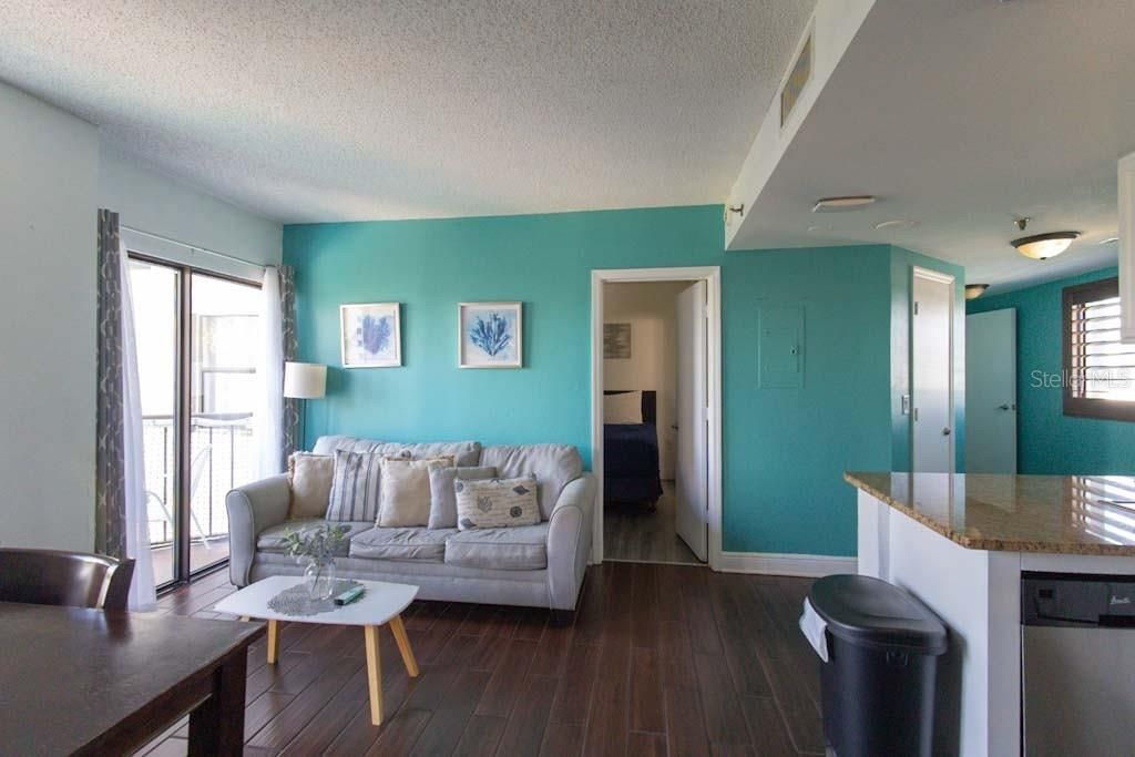 For Sale: $239,000 (2 beds, 2 baths, 578 Square Feet)