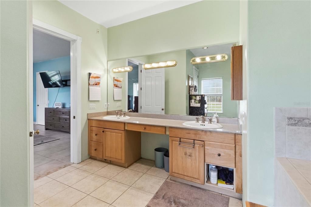 For Sale: $1,260,000 (6 beds, 4 baths, 4884 Square Feet)