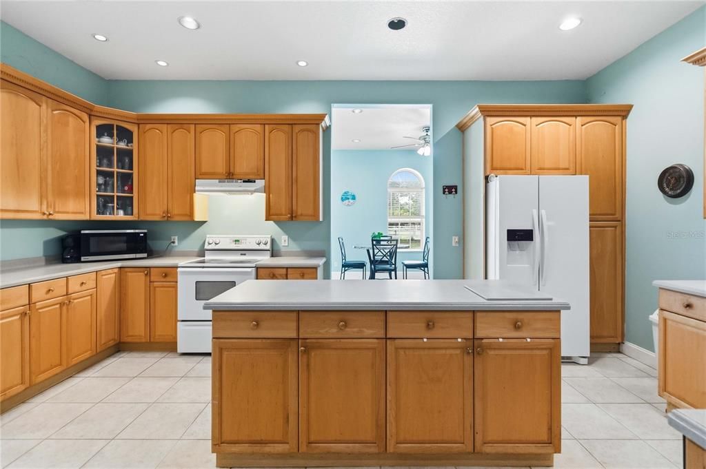 For Sale: $1,260,000 (6 beds, 4 baths, 4884 Square Feet)