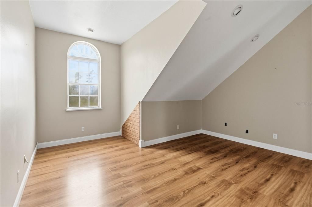 For Sale: $1,260,000 (6 beds, 4 baths, 4884 Square Feet)