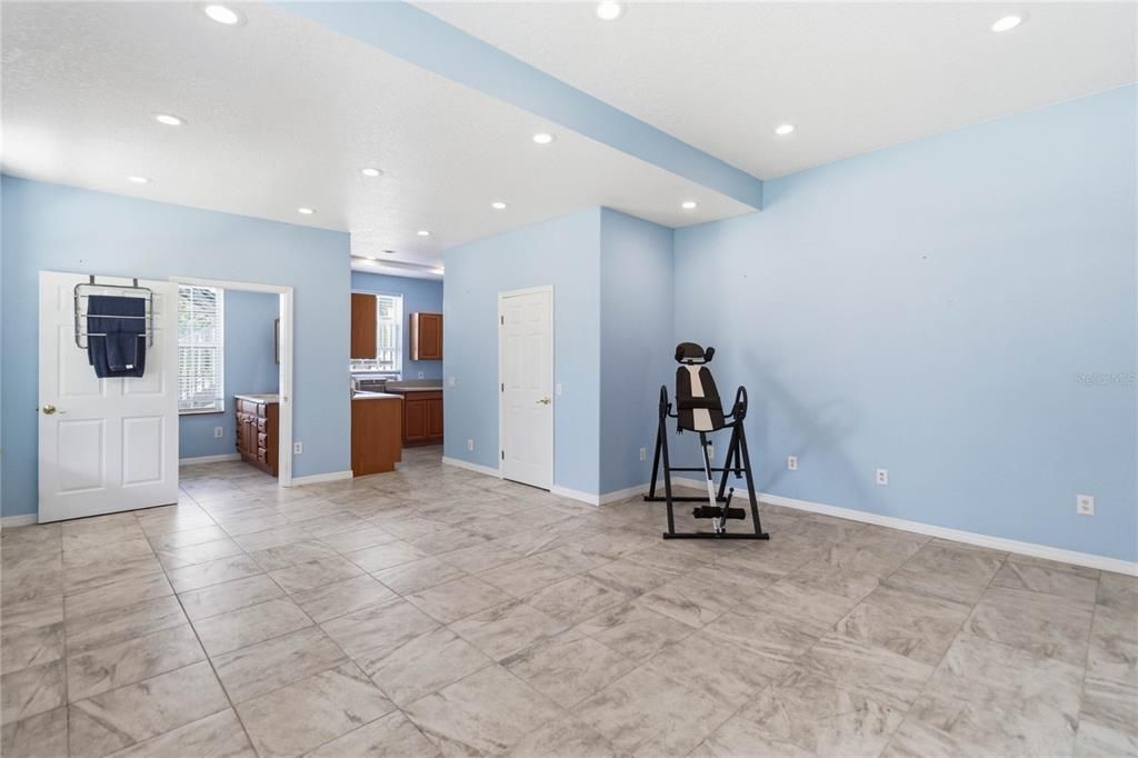 For Sale: $1,260,000 (6 beds, 4 baths, 4884 Square Feet)