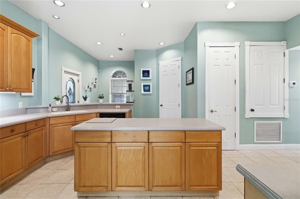 For Sale: $1,260,000 (6 beds, 4 baths, 4884 Square Feet)