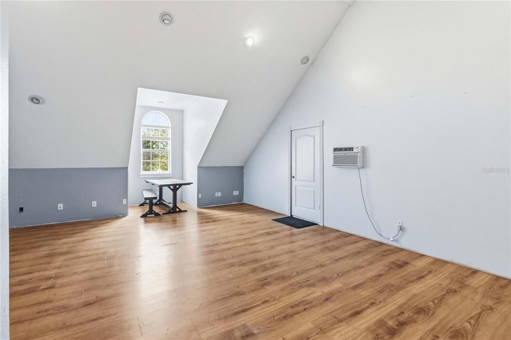 For Sale: $1,260,000 (6 beds, 4 baths, 4884 Square Feet)