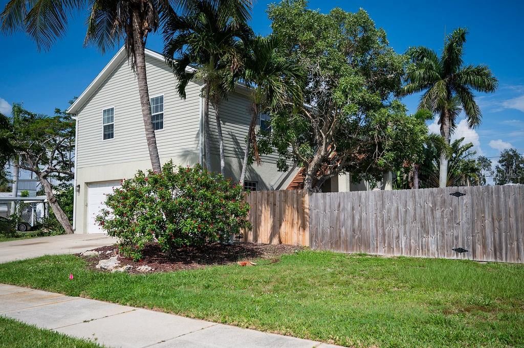 Active With Contract: $424,500 (3 beds, 2 baths, 1774 Square Feet)