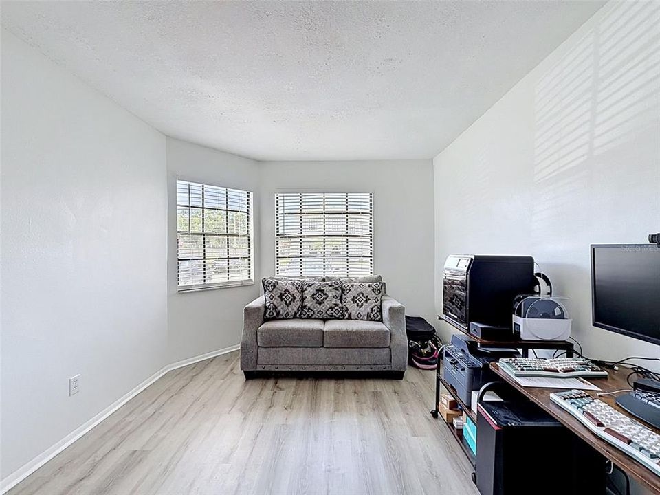 待售: $225,000 (2 贝兹, 2 浴室, 1005 平方英尺)