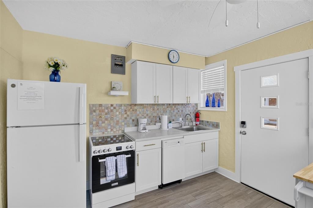 For Sale: $325,000 (1 beds, 1 baths, 493 Square Feet)