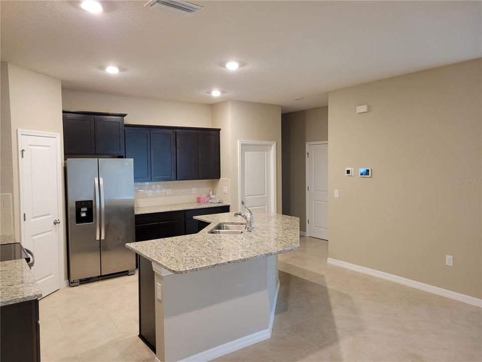 For Rent: $2,400 (3 beds, 2 baths, 1587 Square Feet)