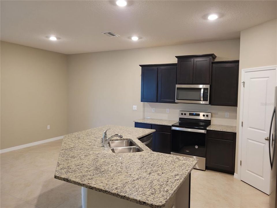 For Rent: $2,400 (3 beds, 2 baths, 1587 Square Feet)