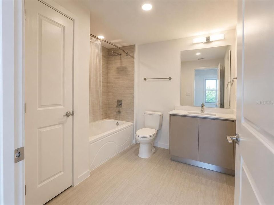 В аренду: $1,800 (2 спален, 2 ванн, 1023 Квадратных фут)