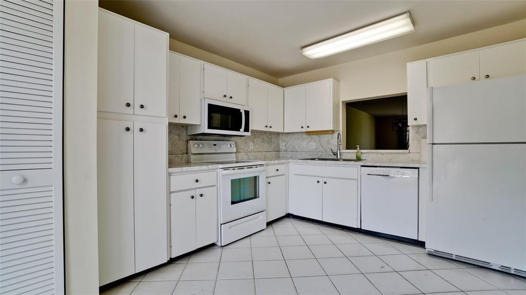 For Sale: $190,000 (2 beds, 2 baths, 1035 Square Feet)